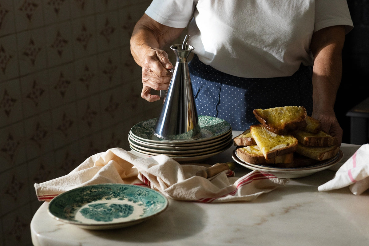 OLIVE OIL CLUB<br> POUR. REFILL. CONTINUE