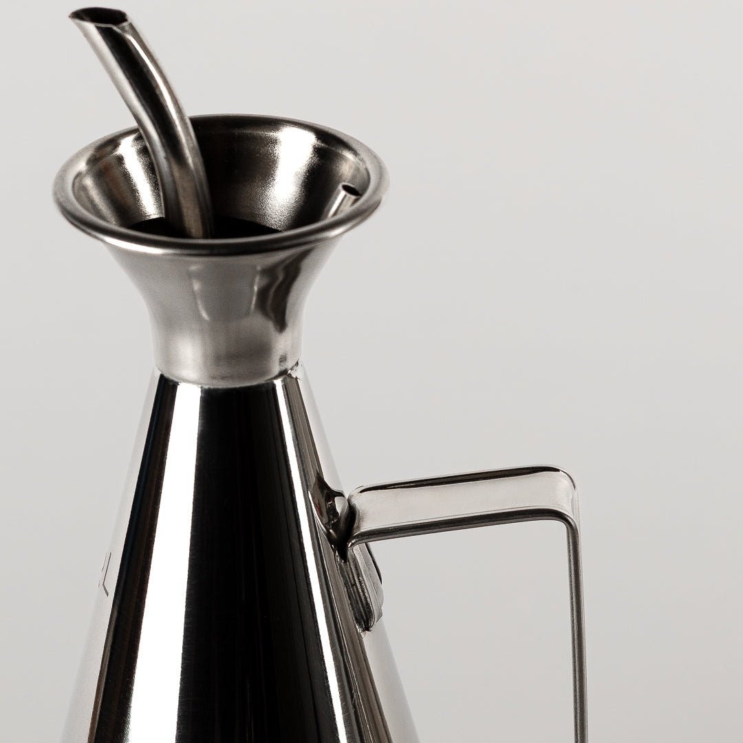 Huilier en inox Cantaria sur fond blanc