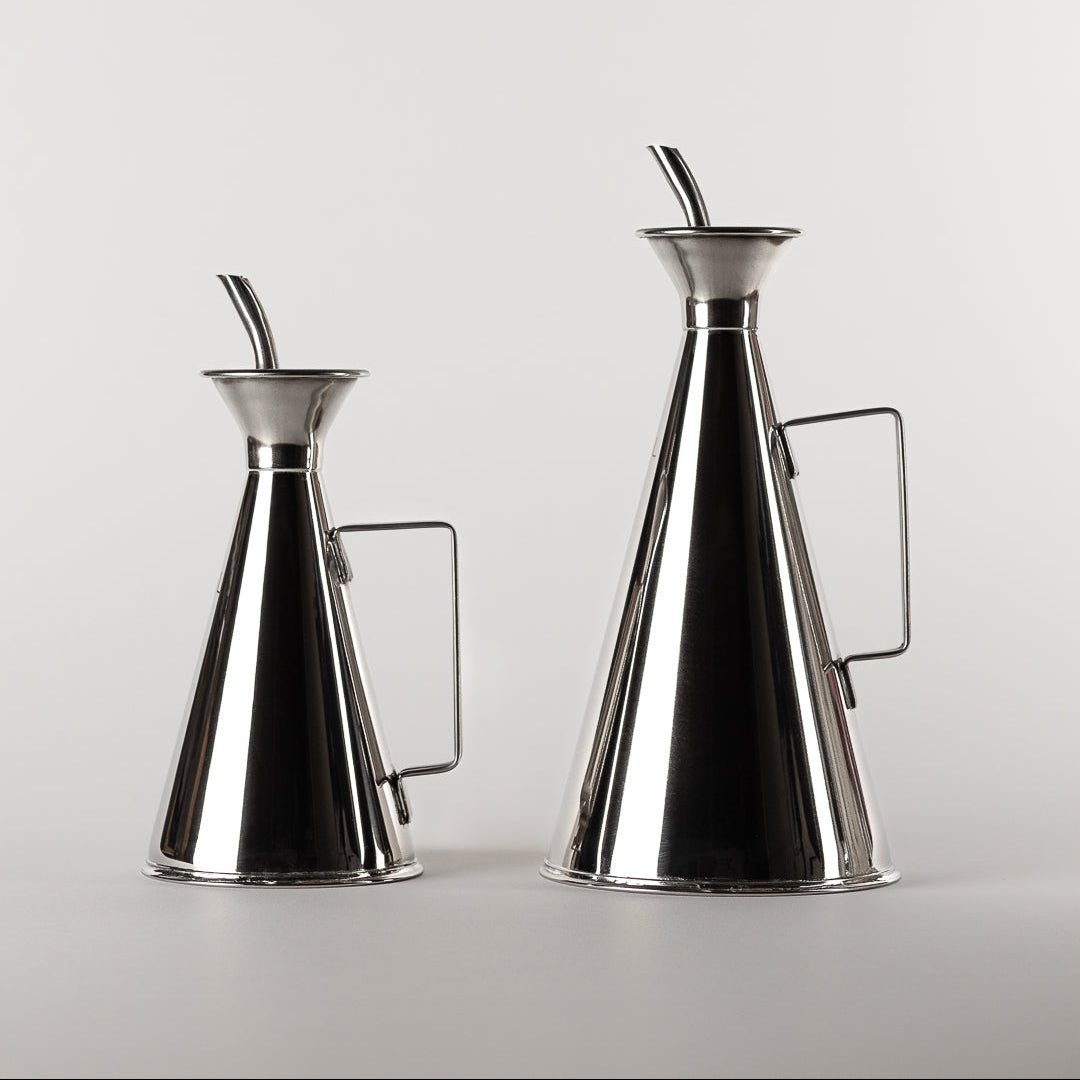 Comparaison des deux tailles d’huilier Cantaria en inox sur fond blanc