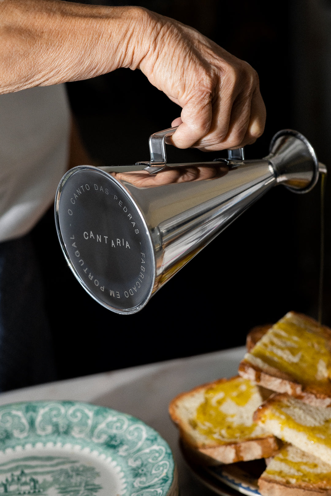 Huilier Cantaria utilisé pour déguster l’huile d’olive artisanale