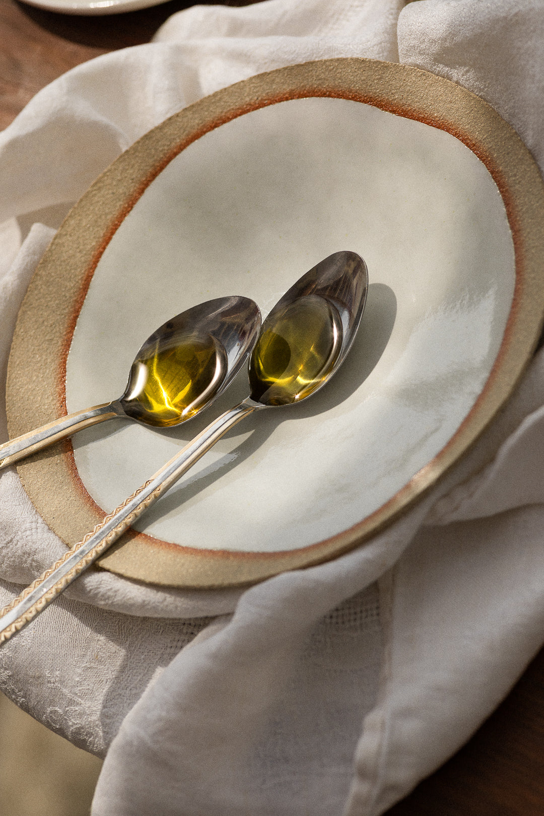 Huile d'olive dans deux cuillères